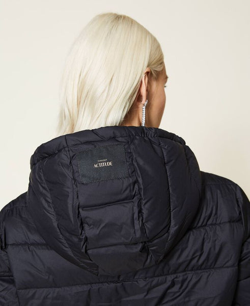 Piumino con tasche a contrasto