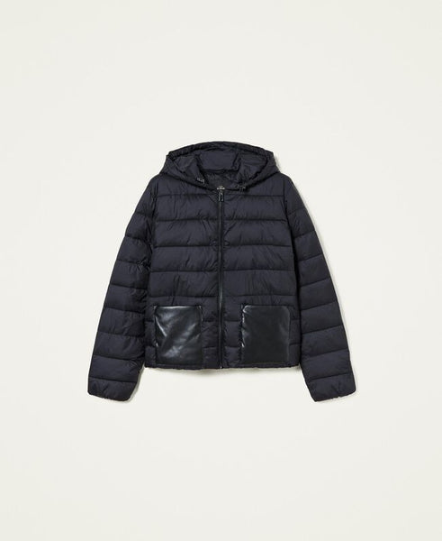 Piumino con tasche a contrasto