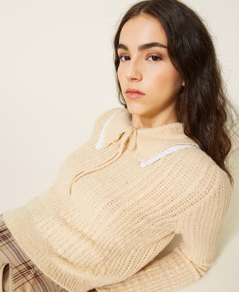 Maglia con trecce e colletto ricamato