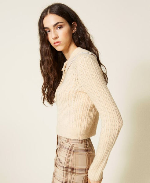Maglia con trecce e colletto ricamato