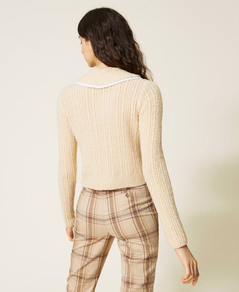Maglia con trecce e colletto ricamato