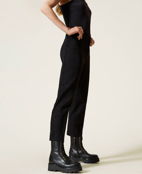 Pantaloni con bande in pizzo macramè