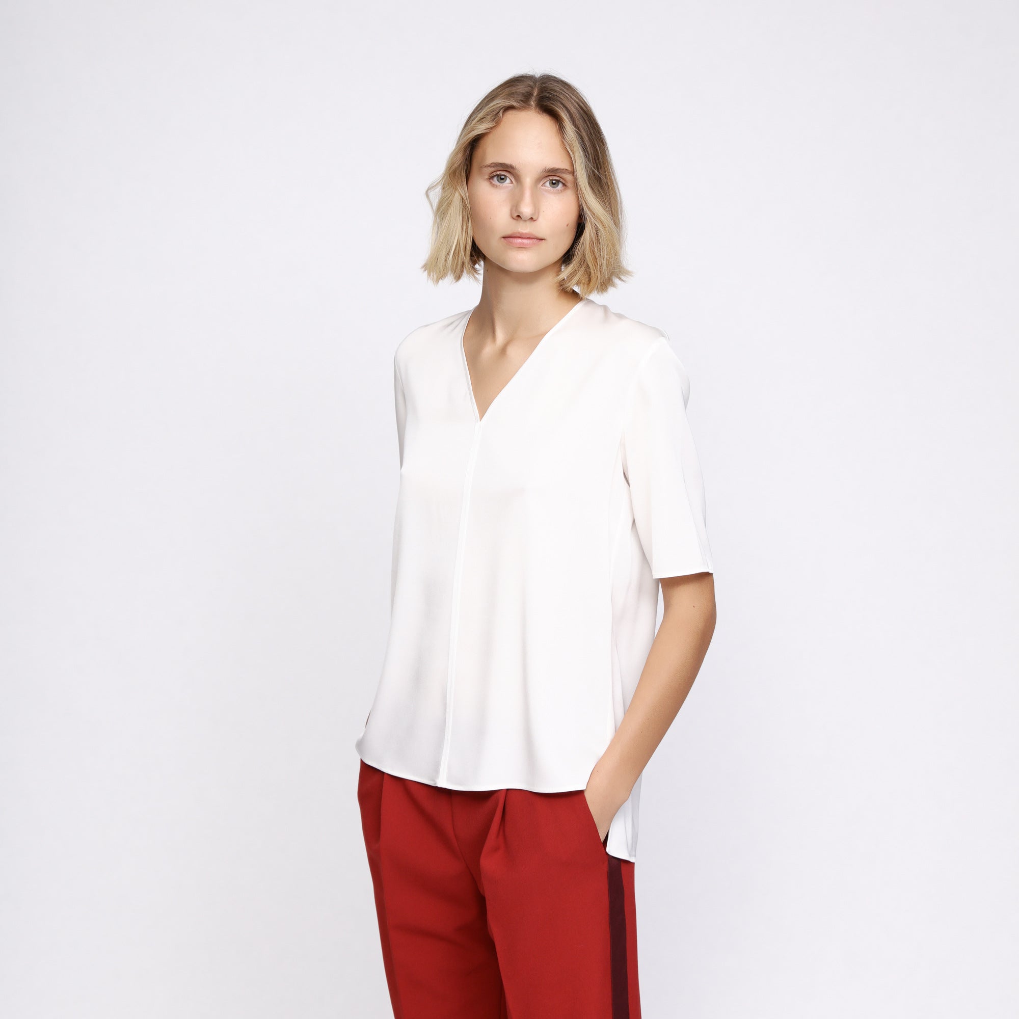 BOSS - Blusa Ivala - regular fit - scollo a V - seta - bianco