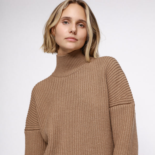 BOSS - maglia Fesiana - modello oversize - collo alto - 100% lana vergine - marrone pallido