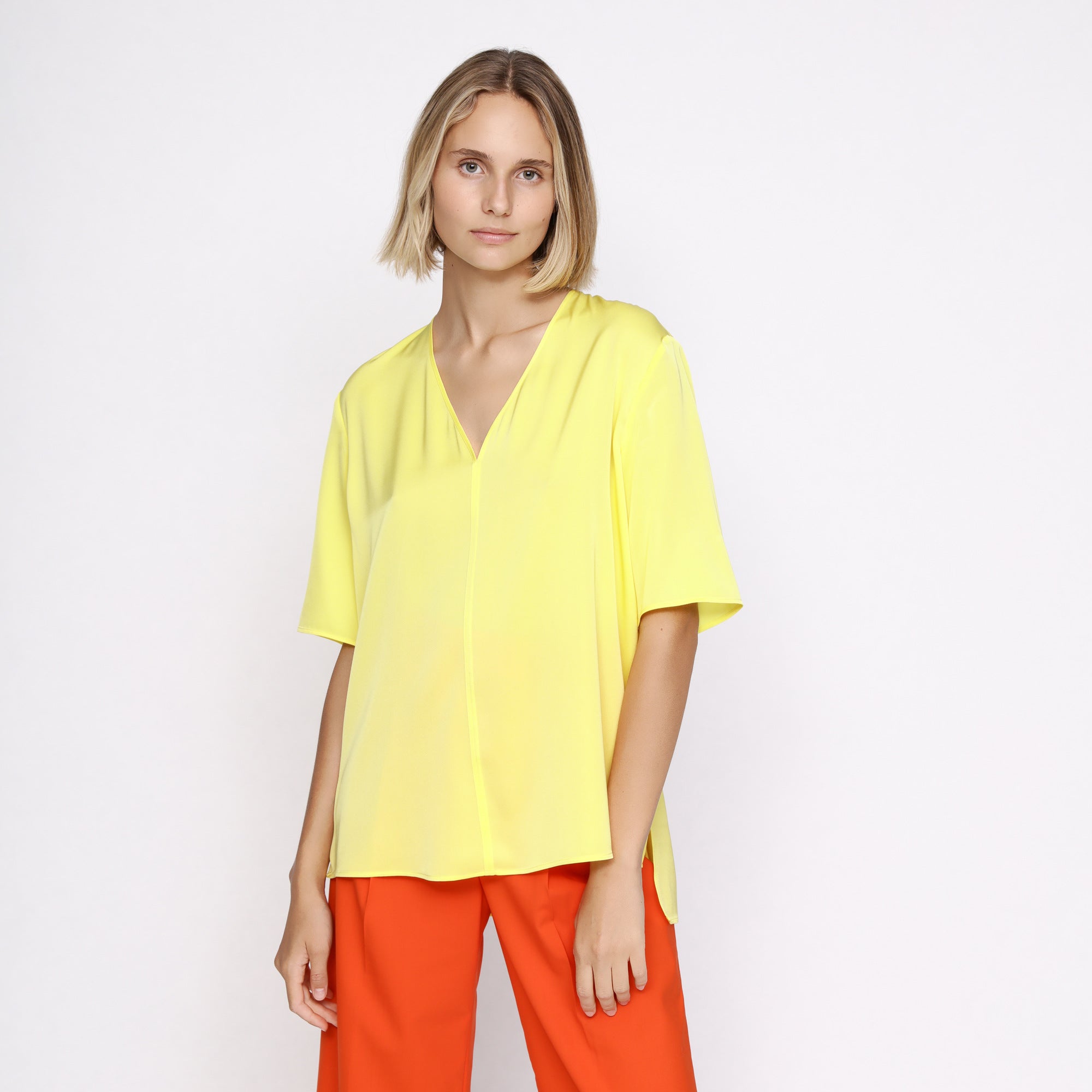 BOSS - blusa Ivala - regular fit - scollo a V - seta - giallo
