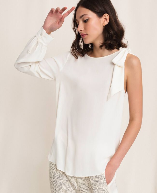 Blusa monospalla in misto seta