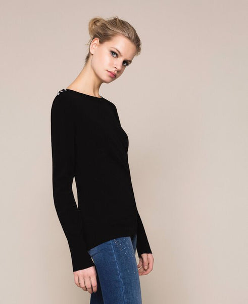 Maglia con bottoni strass sulle spalle