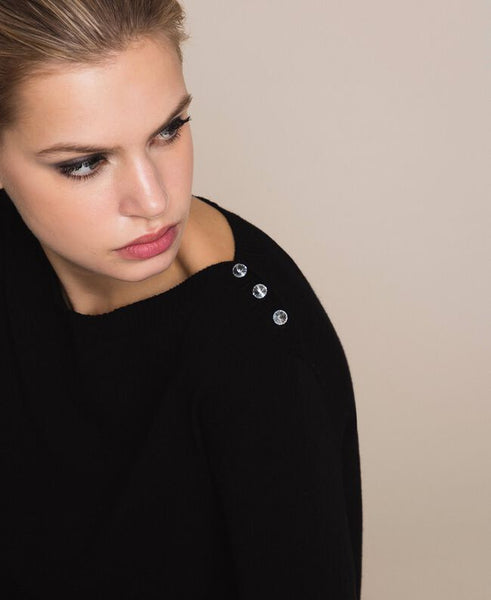 Maglia con bottoni strass sulle spalle