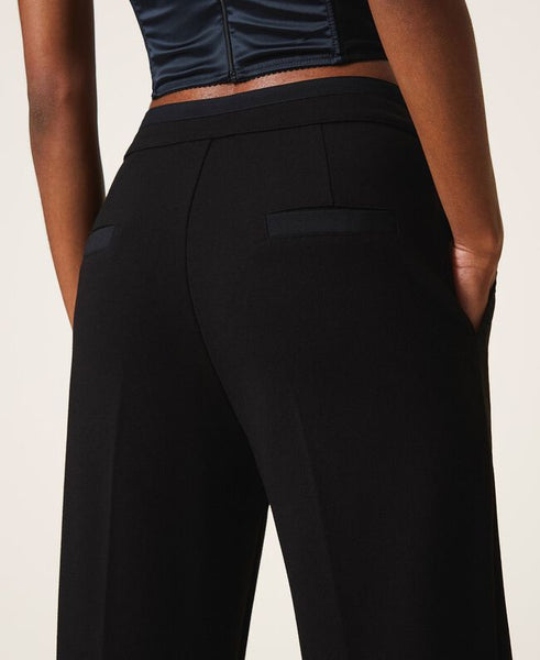 Pantaloni con dettagli in crêpe de Chine