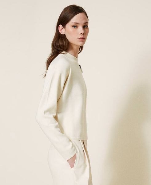 Maglia boxy con spilla gioiello