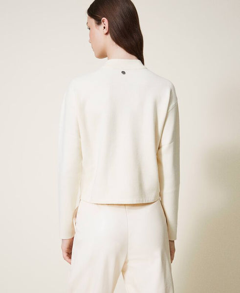 Maglia boxy con spilla gioiello