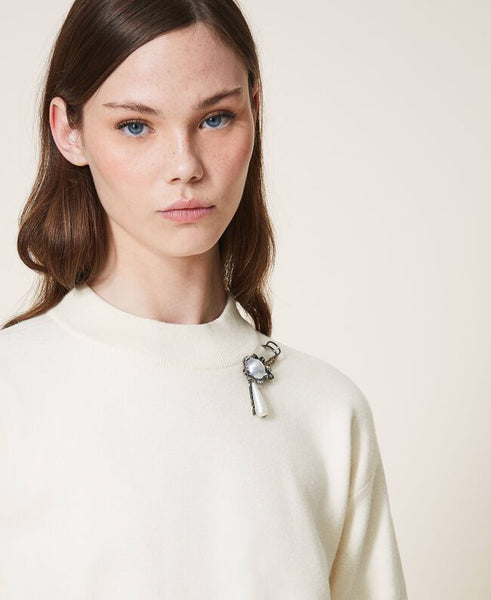 Maglia boxy con spilla gioiello