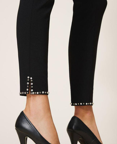 Pantaloni a sigaretta con borchie