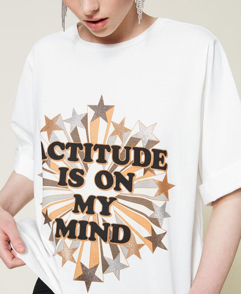 T-shirt con stampa glitter