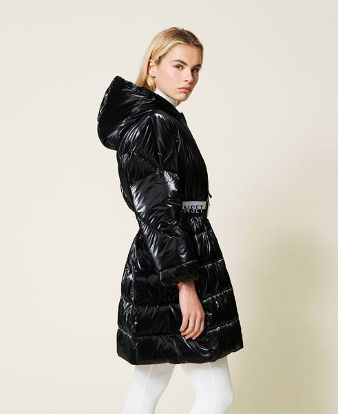 Piumino con cintura logata