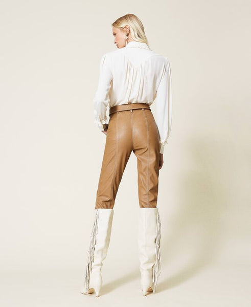 Pantaloni carrot in tessuto spalmato