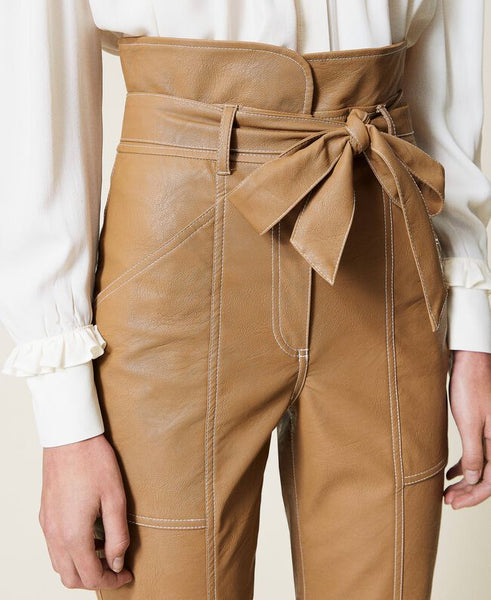 Pantaloni carrot in tessuto spalmato