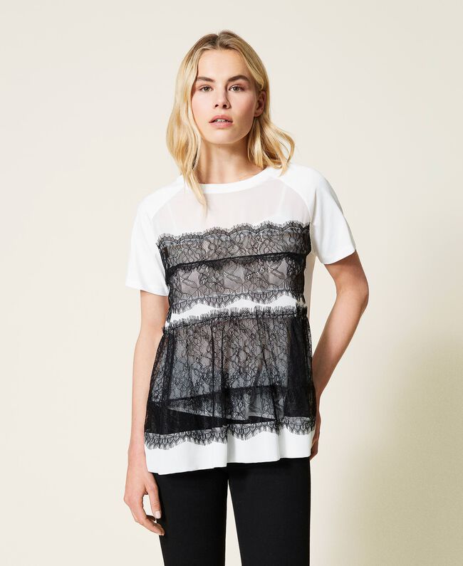 T-shirt con pizzo a contrasto